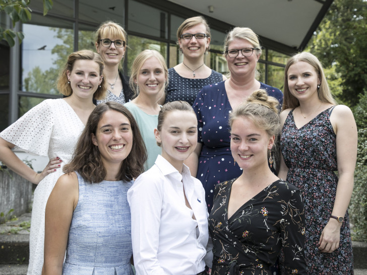 Stellvertretende Pflegedirektorin Ina Wegner (3. Reihe links) und Leiterin der Hebammenschule Jutta Menke (2. Reihe rechts) freuten sich gemeinsam mit den sieben Absolventinnen.

Foto: Klinikum Braunschweig / Peter Sierigk