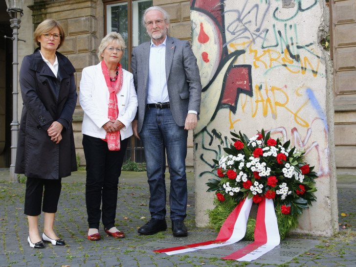 Braunschweigs Bürgermeister gedenken den Verstorbenen. Von links: Anke Kaphammel, Annegret Ihbe und Dr. Helmut Blöcker. Foto: Siegfried Nickel
