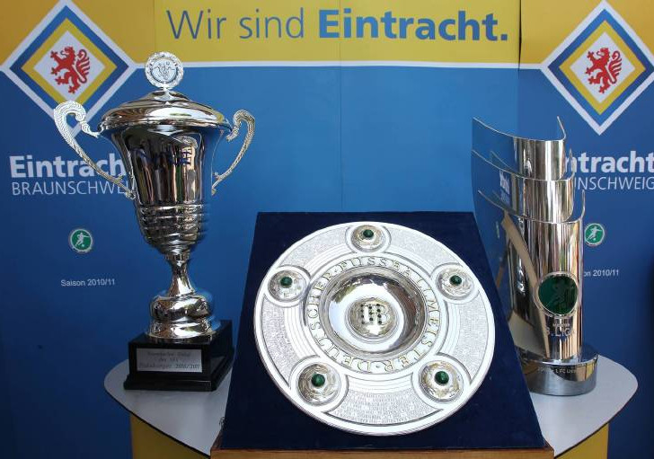 Von links: NFV-Pokal, Meisterschalenreplik von 1967 und der Meisterpokal der 3. Liga - die Ausbeute von 2011 darf 2019 gerne wieder so ausfallen. Foto: imago/Hübner