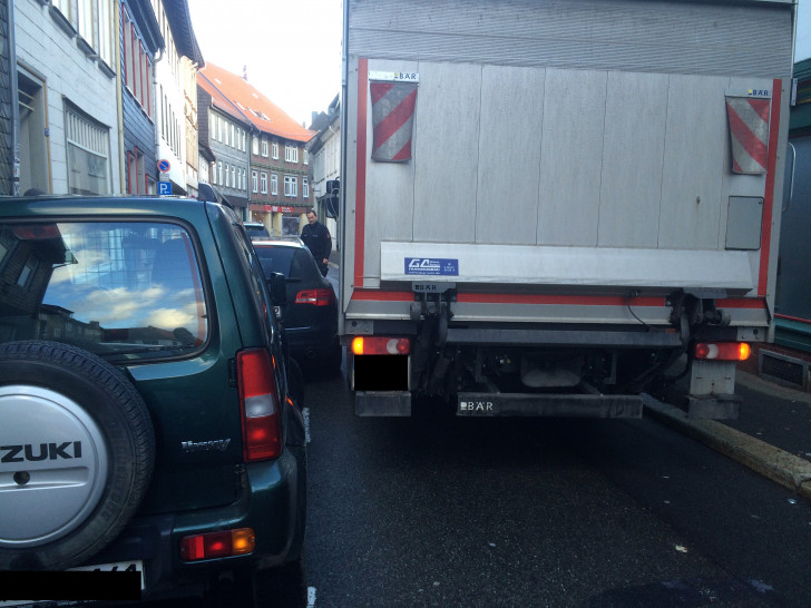 Die Marktstraße ist eng, schlecht geparkte Fahrzeuge erschweren den Berufsfahrern das Durchkommen unnötig. Foto: Anke Donner
