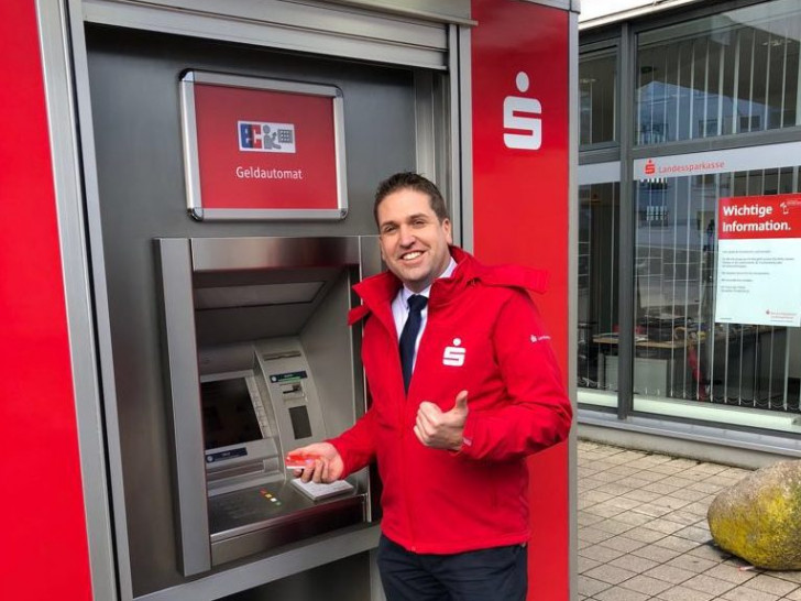 Filialleiter Thomas Wolff nimmt den mobilen Geldautomaten vor der Filiale Salzgitter-Fredenberg in Betrieb. Foto: Landessparkasse