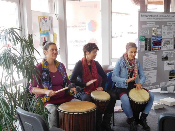 Ziel ist es über das Erspüren der Trommelrhythmen zwischenmenschliche Verbundenheit und ein herzliches Miteinander zu erleben. Foto: Behindertenbeirat im Landkreis Gifhorn