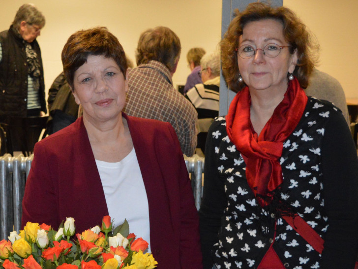 Margit Richert (rechts) und Susanne Löb bei der Frauentagsparty in Sickte. Foto: Privat