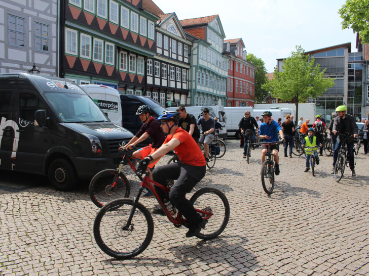 Heute Mittag wurde das "Stadtradeln" mit einer Radtour des ADFC eröffnet. Fotos und Video: Alexander Dontscheff