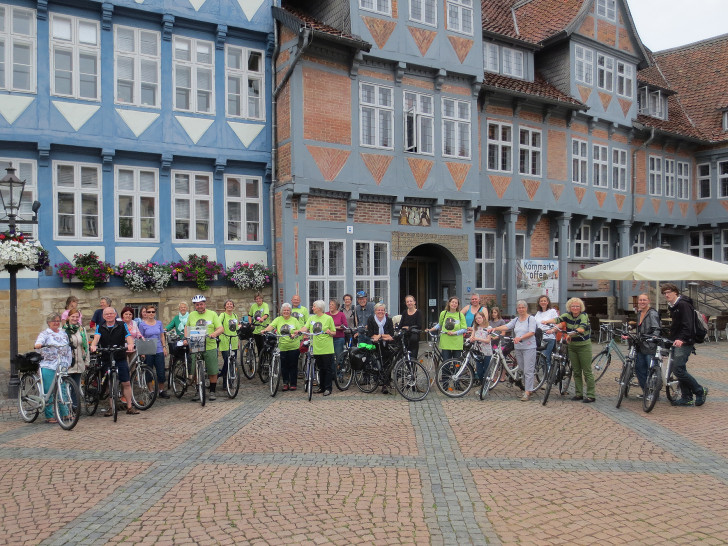 Die Arbeitsgruppe „frauenORT Henriette Breymann" vor der Abfahrt. Foto: Stadt Wolfenbüttel