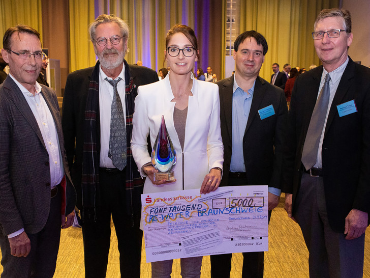 Übergabe des RE-WATER Braunschweig Awards 2019. Von links: Andreas Hartmann, Prof. Dr.-Ing. Norbert Dichtl, Ricarda Schmidthausen mit dem Zukunftspreis, Jens Führböter und Bernhard Teiser.
Foto: Stadtentwässerung Braunschweig GmbH / Florian Kleinschmidt