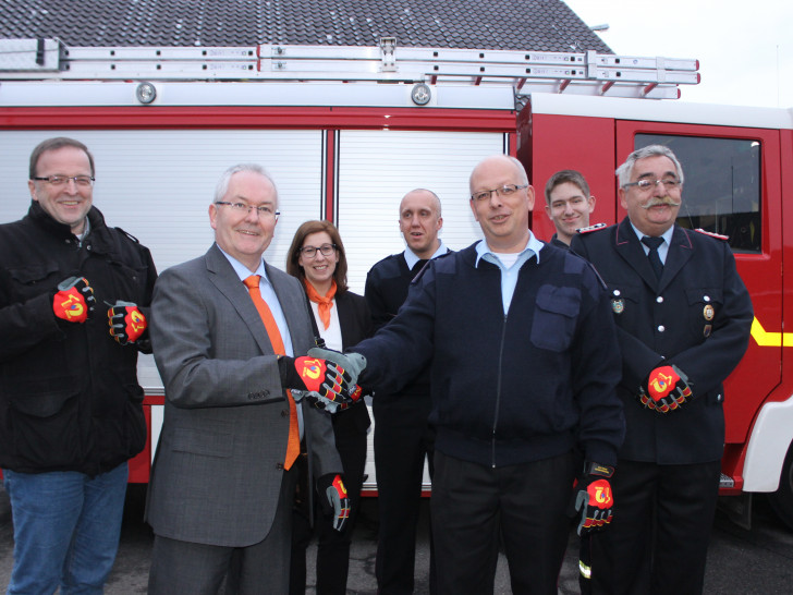 Am Donnerstagabend wurden der Feuerwehr Goslar neue Einsatzhandschuhe übergeben. Fotos: Anke Donner 