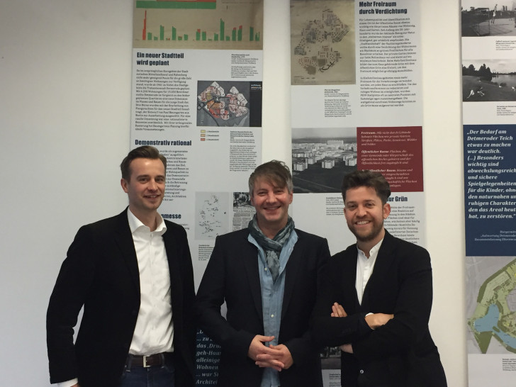 Das Beraterteam der InfoZentrale mit (von links) Jonas Fahlbusch, Tobias Kuhlmann und Predrag Gorgiev. Foto: Stadt Wolfsburg