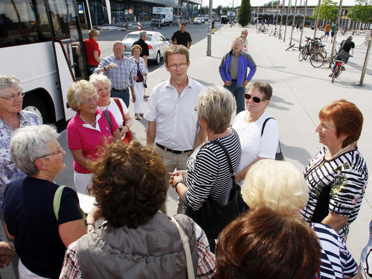 Oberbürgermeister Klaus Mohrs bittet lädt ein zur Stadtrundfahrt. Foto: regios24/Sebastian Priebe