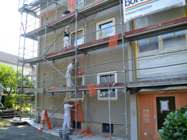 Ein Maler-Team nimmt sich der Fassade an. Diese bekommt bald
kräftige Farben. Foto: Privat