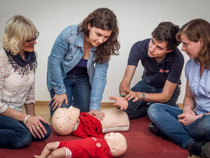 Schnelles und richtiges Helfen bei kleinen Patienten lernen. Foto: Johanniter-Medienservice