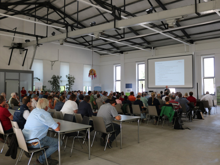 Thomas Dietze begrüßt die Gäste im Forum Strube

Foto: Strube D&S