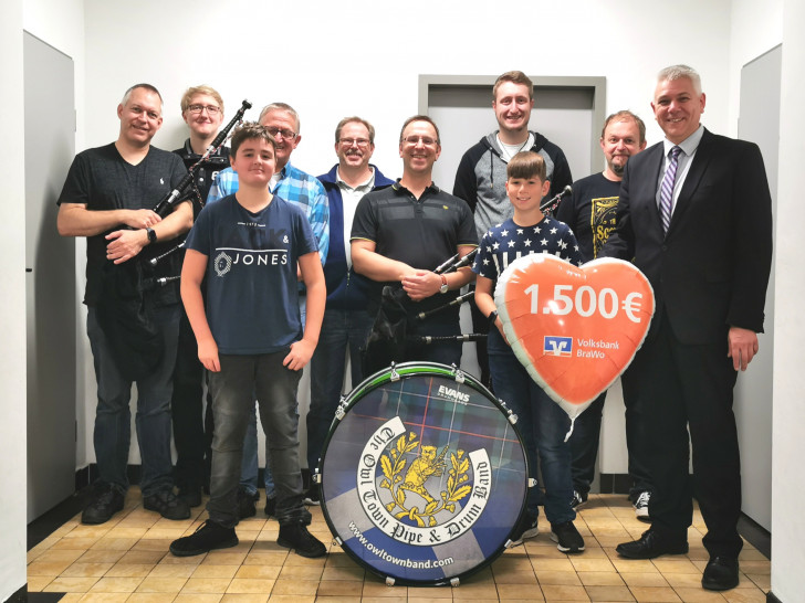 Die Vertreter der Owl Town Pipe & Drum Band freuen sich über die Spende von 1.500 Euro für neue Instrumente und die Unterstützung der Jugendarbeit. Rainer Falkenhagen (rechts), Leiter des Geschäftsstellenverbunds Peine-Mitte bei der Volksbank BraWo, übergab die Spende während des Übungsabends der Band im Bürgerzentrum Bülten.
Foto: Volksbank BraWo   