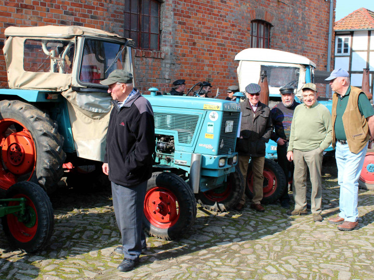 Die Oldtimer-Traktoren wurden von Besuchern bewundert. Foto: Bernd-Uwe Meyer