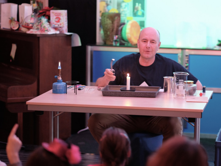 Christoph Michel aus dem Entdeckerladen ist diesmal mit einer Lichter- Experimentier-Show zu Gast. Foto: Christoph Michel 