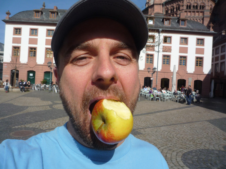 Michael Wigges Tauschabenteuer beginnen mit einem angebissenen Apfel. Foto: Michael Wigges.