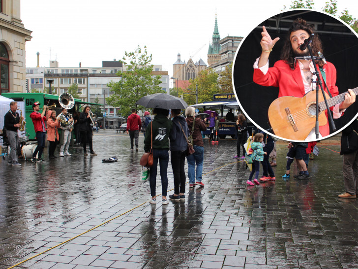 Einige Straßenmusiker trotzten dem schlechten Wetter und unterhielten ihre Zuschauer. Fotos: Nick Wenkel