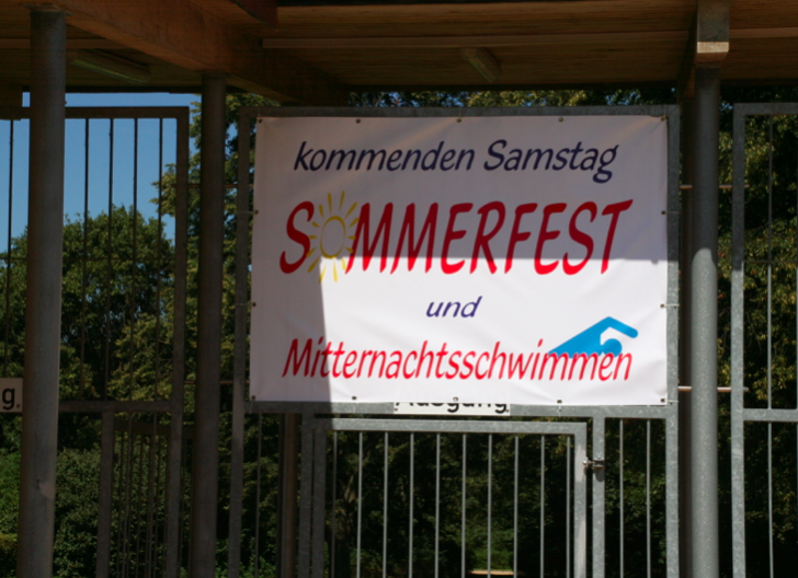 Am Eingang zum Freibad am Elm in Hemkenrode wird das Sommerfest angekündigt. Foto:  (Diethelm Krause-Hotopp):