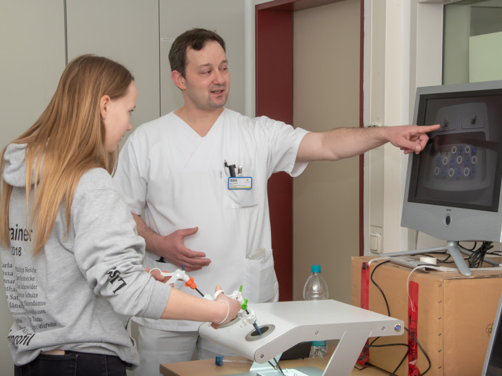 Die 17-jährige Schülerin Luisa Skorodumov beim endoskopischen Operieren unter der Anleitung von Facharzt Saal Samman.