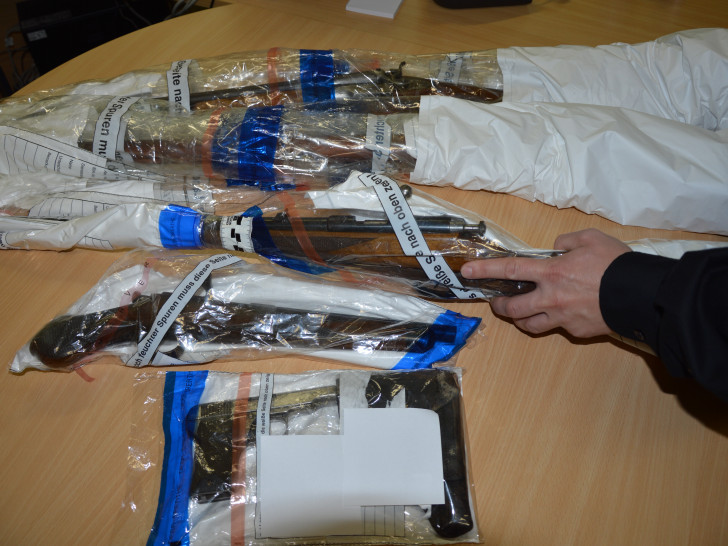 Beschlagnahmte Waffen der Silvesterschützen. Foto: Polizei