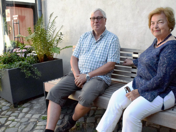 Der Vorsitzende der Seniorenvertretung, Siegfried Rey, und seine Vorgängerin Annelies Tschupke sitzen auf der neuen Bank Probe. Foto: Stadt Goslar
