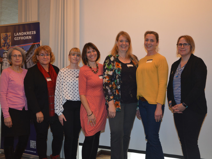 Familienhebammen im Landkreis Gifhorn: Nina Petrakov, Petra Dreyer, Heike Lisowski, Ulrike Gimkiewicz, Stefanie Winter, Ulrike Cammann, Christine Wesche. Foto: Landkreis Gifhorn