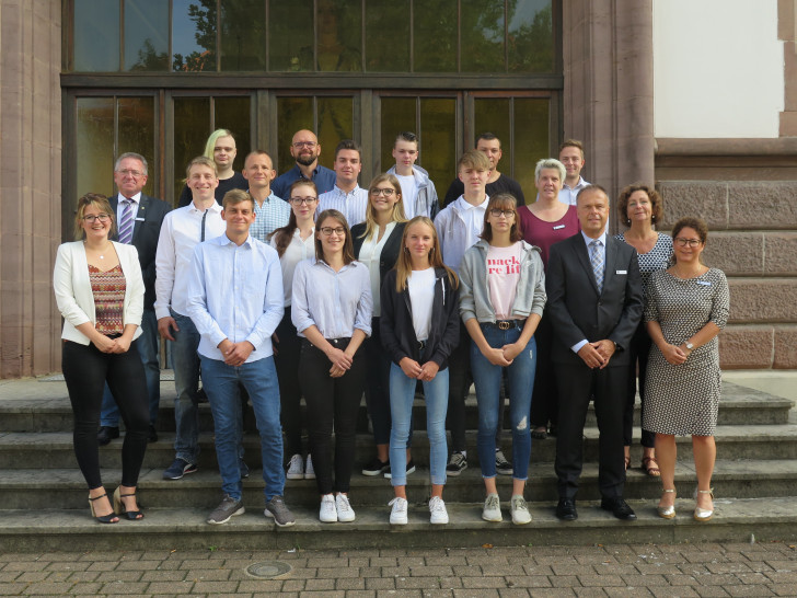 Sie beginnen ihre Karriere beim Landkreis Wolfenbüttel: Calvin Ahl, Hanna Berghorn, Kai Blank, Larissa Böhm, Paul Fütterer, Riccardo Görner, Johannes Hartl, Marcel Hoffmann, Emma Konrad, Tjark Kramer (nicht auf dem Foto), Georg Leopold, Lenja Naatz, Martin Truch, Elena Warkehr und Waldemar Winter. Ein Herzliches Willkommen gab es durch den ersten Kreisrat Heiko Beddig (1. Reihe, 2.v.r.), Ausbildungsleiterin Edith Förg-Reichelt (1. Reihe, 1.v.r.), Gleichstellungsbeauftragte Susanne Löb (2. Reihe, 1.v.r.), Gesamtpersonalrat Klaus Kühle (2. Reihe, 2.v.l.), Personalrätin Kerstin Weise (2. Reihe, 2.v.l.) sowie durch die Jugend- und Auszubildendenvertretenden Julia Germer (1. Reihe, 1.v.l.) und Marvin Unger (3. Reihe, 1.v.r.). Foto: Landkreis Wolfenbüttel