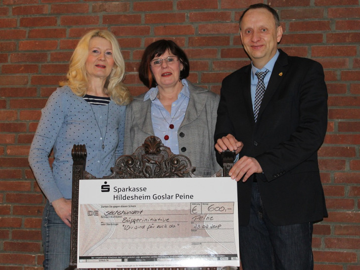 Sabine Nordmeyer und Ina Wirth besuchten den Peiner Bürgermeister Kaus Saemann um ihm für „Wir sind für Euch da“ eine Spende zu überreichen. Foto: Stadt Peine