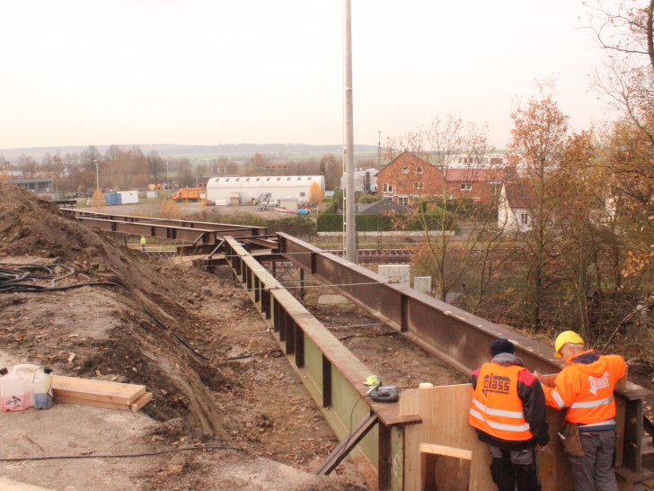 In der kommenden Woche kann es nachts laut werden. Die Brücke zwischen Halchter und Linden wird abgerissen. Foto: Anke Donner