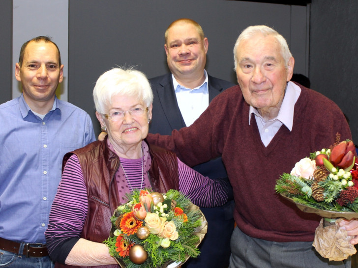 Renate Loos und Günther Podehl erhielten jeweils einen Blumenstrauß. Can Flechtner (li.) und Bürgermeister Wittich Schobert freuen sich mit ihnen. Foto: Stadt Helmstedt/Hartmann
