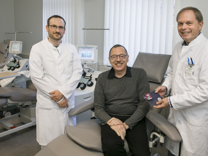 Chefarzt Dr. Henk Garritsen (rechts) und Mitarbeiter des Blutspendedienst Bastian Heuer freuen sich gemeinsam mit Spender Ekkehard Mamat über die 200ste Spende. Foto: Klinikum Braunschweig/ Peter Sierigk