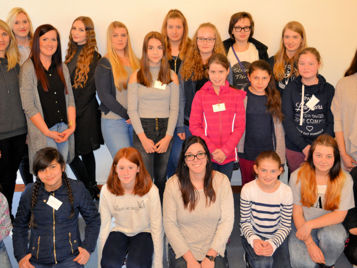 Die 15 Teilnehmerinnen und sechs Anleiterinnen am Zukunftstag 2016 beim Landkreis. Foto: Landkreis Helmstedt