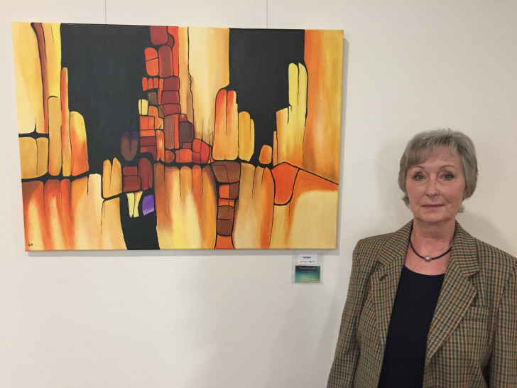 Kunstmalerin Gabriele Krönigkeit stellt bis Ende des Jahres im Helios Klinikum Gifhorn ihre Bilder aus. Foto: Helios