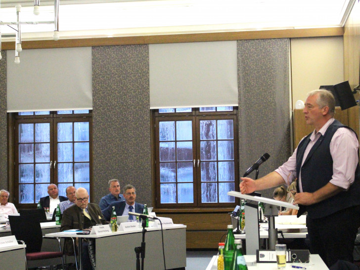Frank Oesterhelweg bei seinen Ausführungen im Kreistag. Fotos: Nick Wenkel