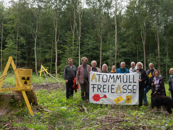 Andreas Riekeberg (2. v.l.) und die Mitglieder der Bürgerinitiative gegen die Flutung des Atommüll-Bergwerks Asse II auf dem gerodeten Waldstück für die geplante Bohrung R11. Foto: Tanja Bischoff