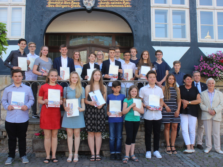 Im Rahmen der letzten Ratssitzung vor der Sommerpause wurden Schüler für ihr besonderes Engagement geehrt. Fotos: Anke Donner 