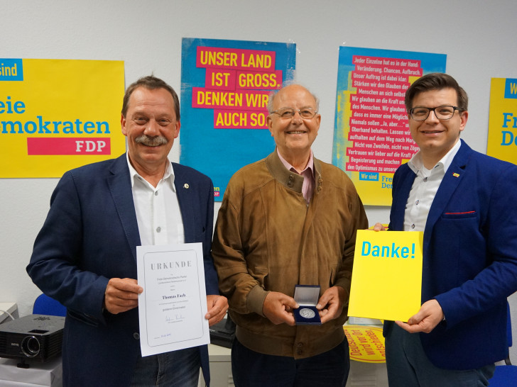 Auf dem vergangenen Kreisparteitag der Freien Demokraten in Wolfenbüttel gab es für Thomas Fach und Hans-Dietrich Politt eine Überraschung. Beide ahnten nicht, dass sie beim Tagesordnungspunkt Ehrungen im Mittelpunkt stehen sollten. Foto: FDP Wolfenbüttel