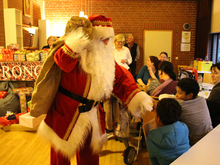 Der Weihnachtsmann begrüßt die Kinder. Foto: Max Förster