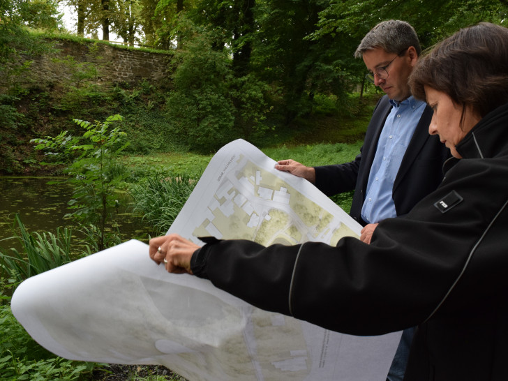 Oberbürgermeister Dr. Oliver Junk wirft einen Blick in die Pläne. Foto: Stadt Goslar