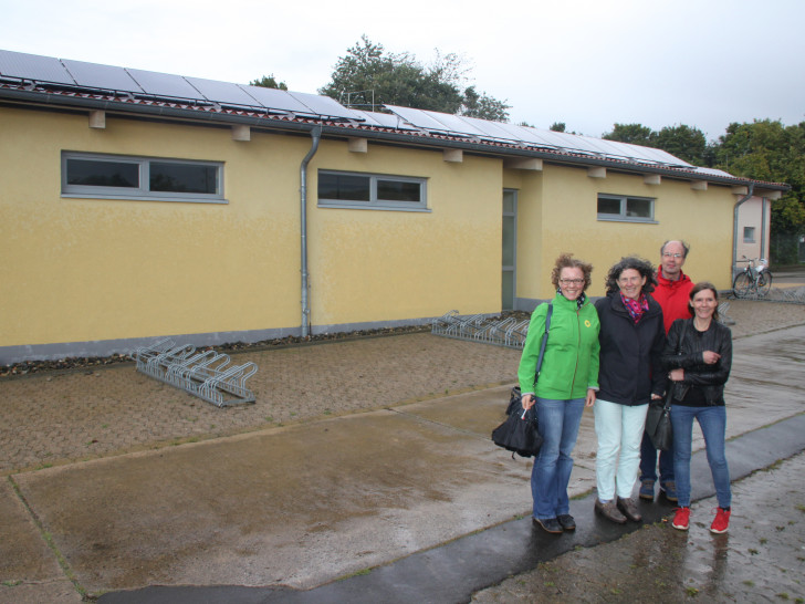 Julia Verlinden (Sprecherin für Energiepolitik der Fraktion von Bündnis
90/Die Grünen im Bundestag), Ghalia El Boustami, Michael Haas und Ulrike
Siemens (Grüne Mitglieder des Kreisverbands Wolfenbüttel) vor dem
Freibad in Hemkenrode (v. li.). Foto: Bündnis 90/Die Grünen