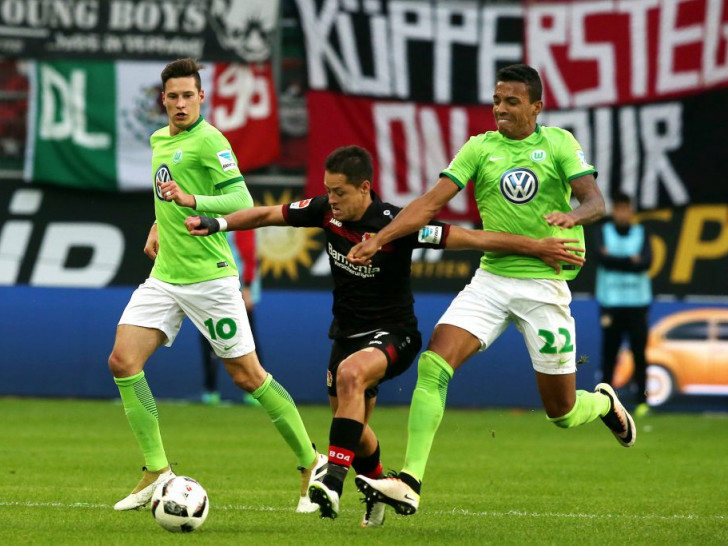 Der Eine ist schon weg, dem werden keine Steine in den Weg gelegt: Julian Draxler (li.) und Luiz Gustavo (re.). Foto: Agentur Hübner