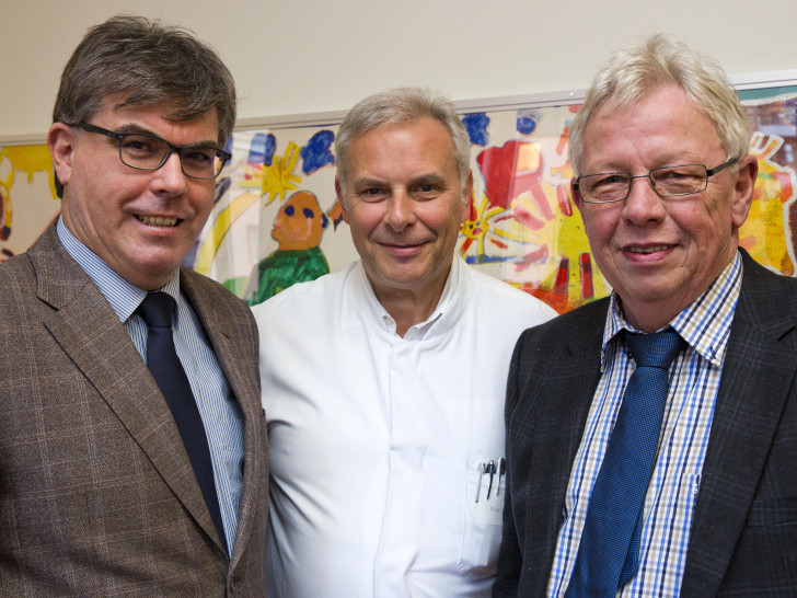 Dr.-Ing. Peter Grubert und Prof. Dr. Johann Buß überreichen Prof. Dr. Hans Georg Koch, Chefarzt der Klinik für Kinder- und Jugendmedizin, den Geldscheck für die kleinen sowie großen Patientinnen und Patienten der Kinderklinik. Foto: Klinikum/Scheibe. (v.l.n.r.)