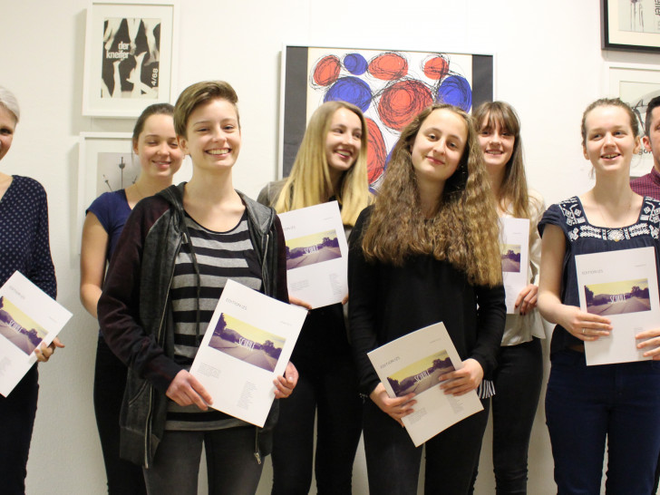 Stolz präsentieren die Schülerinnen des Theodor-Heuss-Gymnasiums ihr Magazin. Foto: Sandra Zecchino