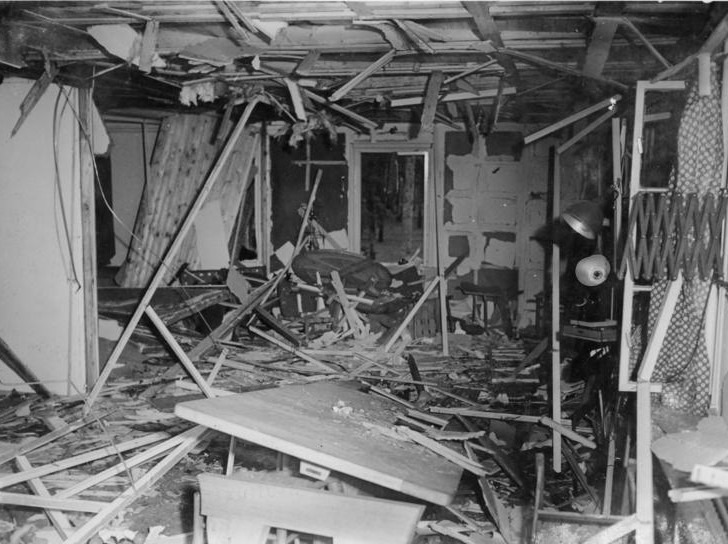 Die zerstörte Lagebesprechungsbaracke nach dem Anschlag auf Adolf Hitler am 20. Juli 1944. Foto: Bundesarchiv