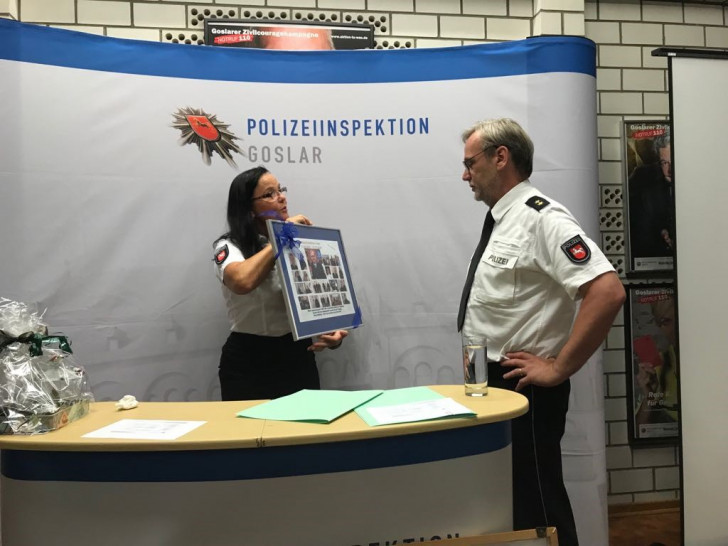 Neben einigen Abschiedsgeschenken gab es für Röhrken auch eine Fülle lobender Worte, u.a. von Polizeidirektorin Petra Krischker. Foto: Polizei