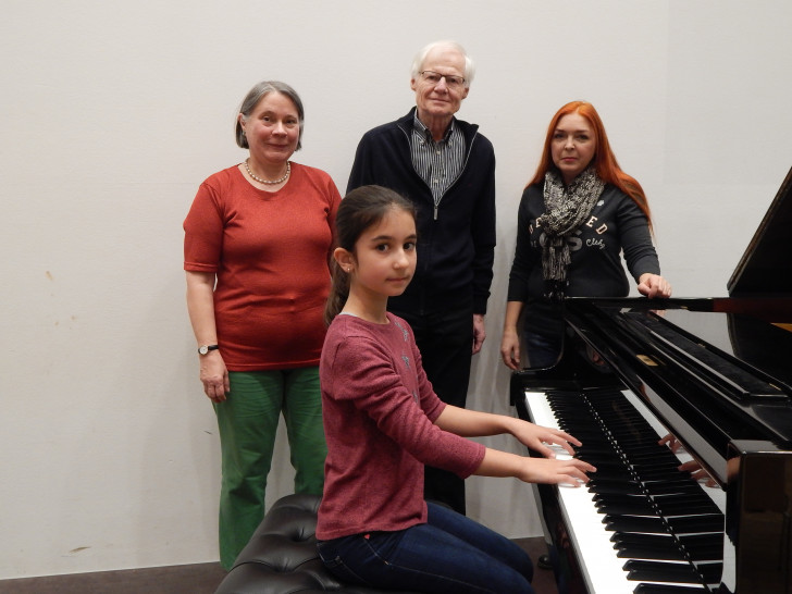 Herr Dr. Brandau im Kreis der beiden Organisatoren des Konzertes und einer jungen beteiligten Pianistin. Foto: Kreismusikschule Gifhorn