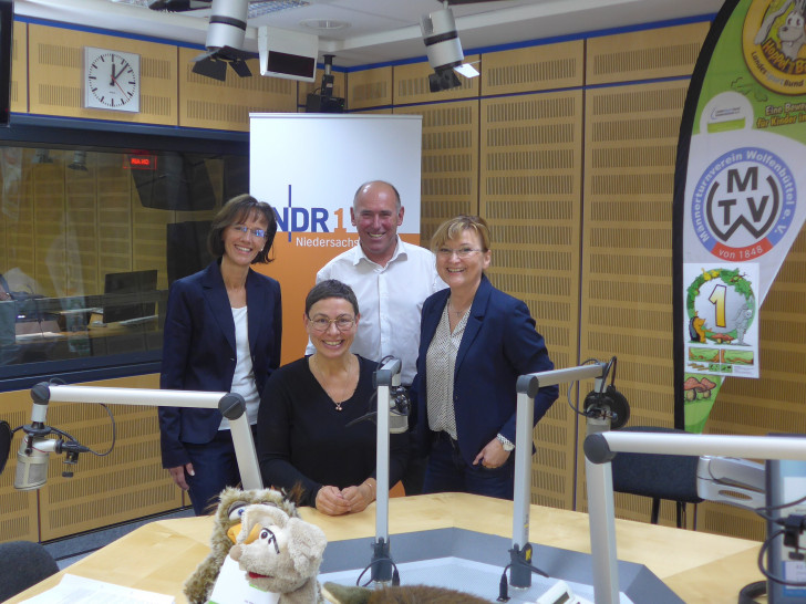 Petra Vogel und Klaus Dünwald, sowie Martina Gilica und Eva Groß im Studio des Radiosenders NDR 1 Niedersachsen. Foto: NDR 1 Niedersachsen