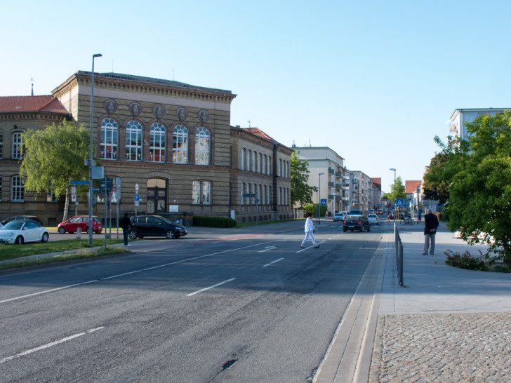 Die Fahrbahndecke der Langen Straße soll vor dem Lessingtheater saniert werden. Fotos: Werner Heise