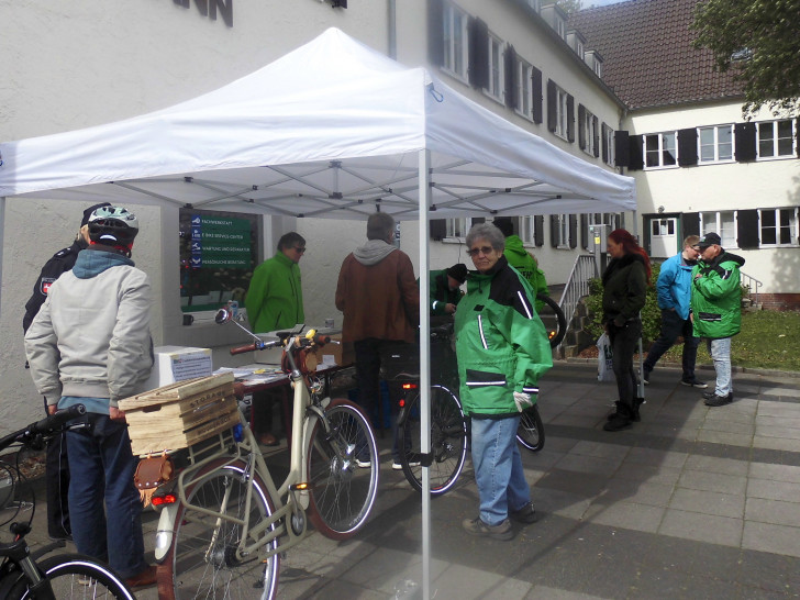 Vorsitzender Klaus Seiffert beim Codieren. Foto: Verkehrswacht Wolfsburg e.V.