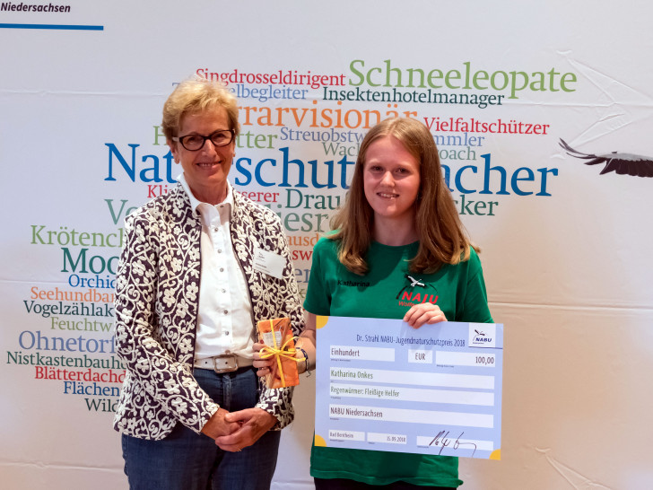 Krista Strahl (li), die Frau des Preisstifters, übergibt Katharina Onkes (re) den Sonderpreis. Foto: NABU/Matthias Freter